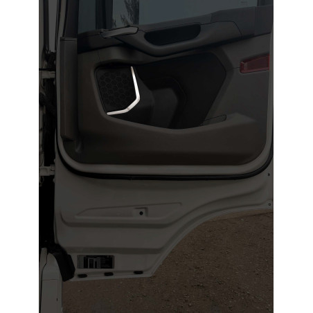 SCANIA NEXT GEN R S CHROMOWE DEKORY GŁOŚNIKÓW W DRZWIACH