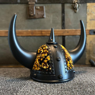 CASCO VIKINGO NEGRO CON PELUCHE DANÉS AMARILLO