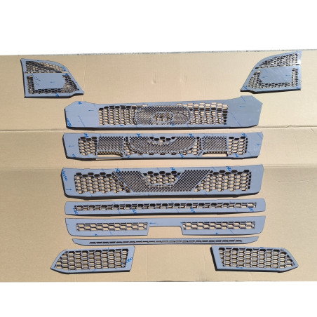 SCANIA NEXT GEN V8 S GRILL DEKOR NEREZOVÝ MODEL BEZ HALOGENŮ CHROMU