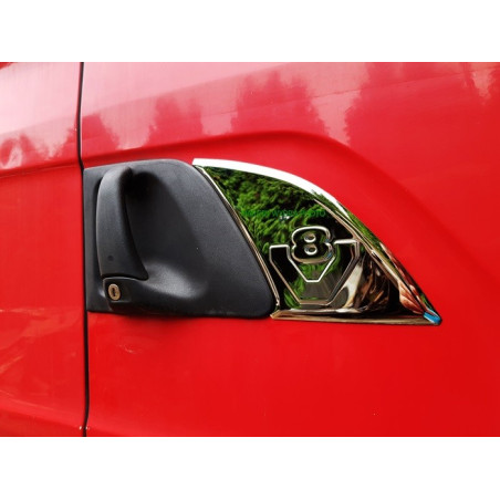 Decoro in acciaio inox davanti alla maniglia Scania V8 in rilievo cromato